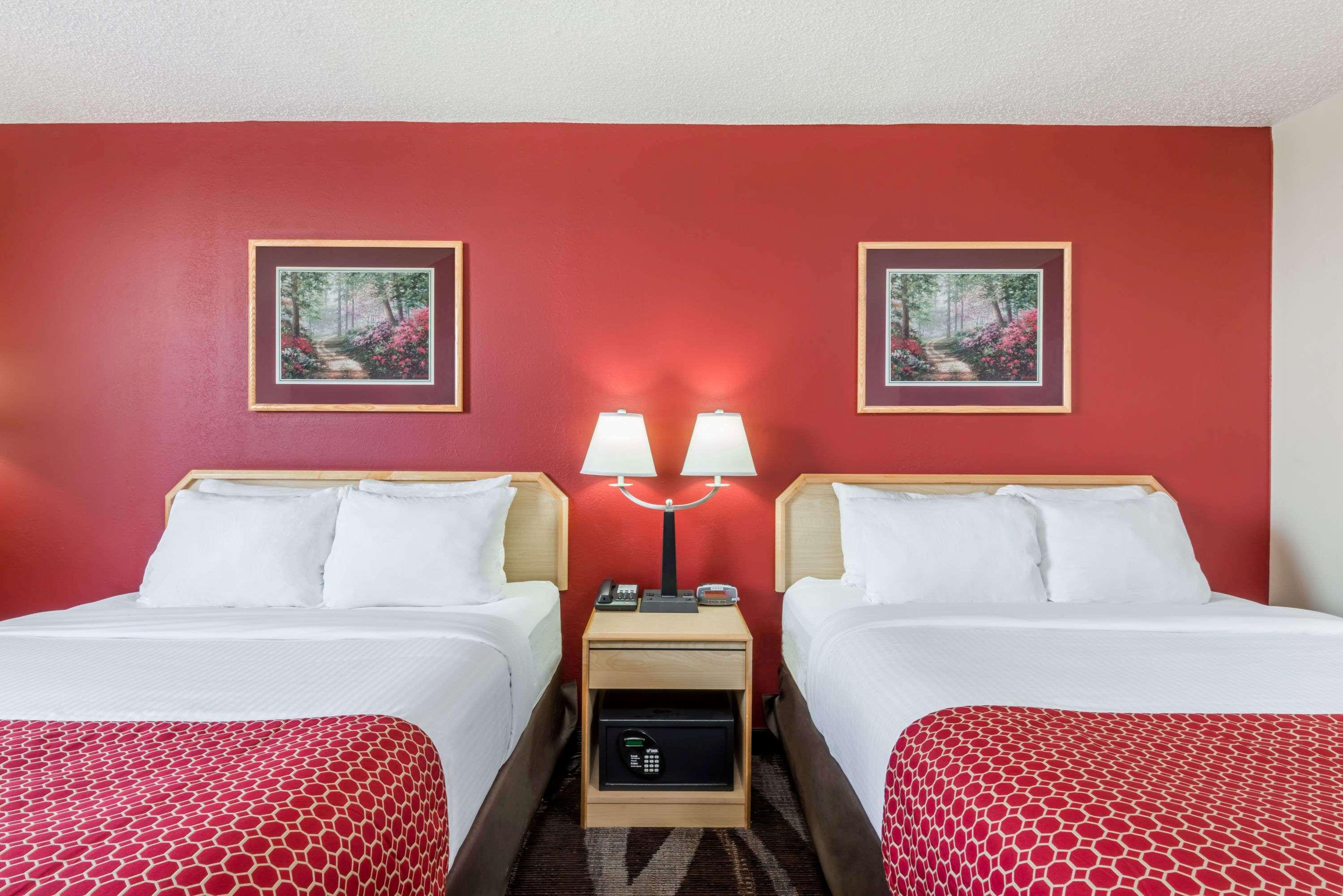 Days Inn By Wyndham Gillette Bagian luar foto