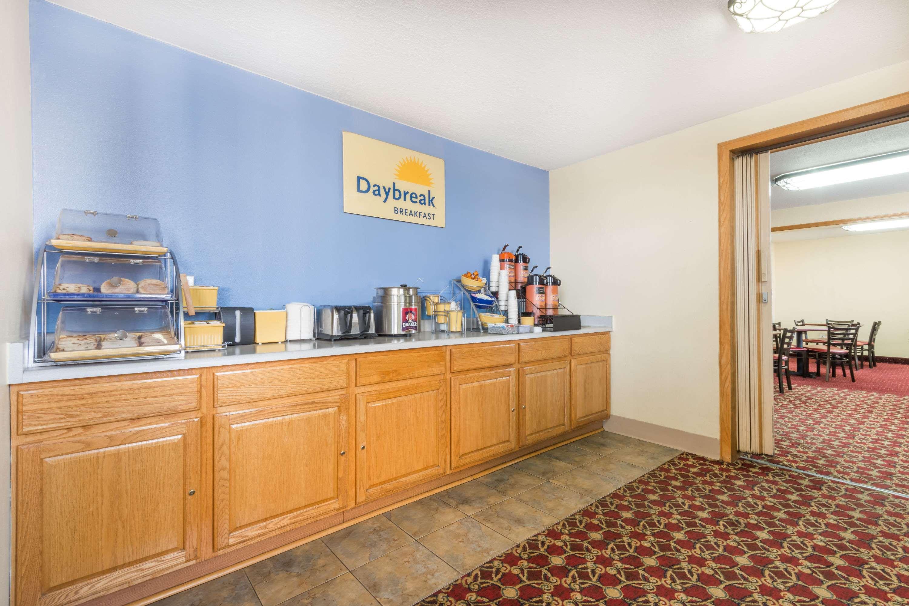 Days Inn By Wyndham Gillette Bagian luar foto