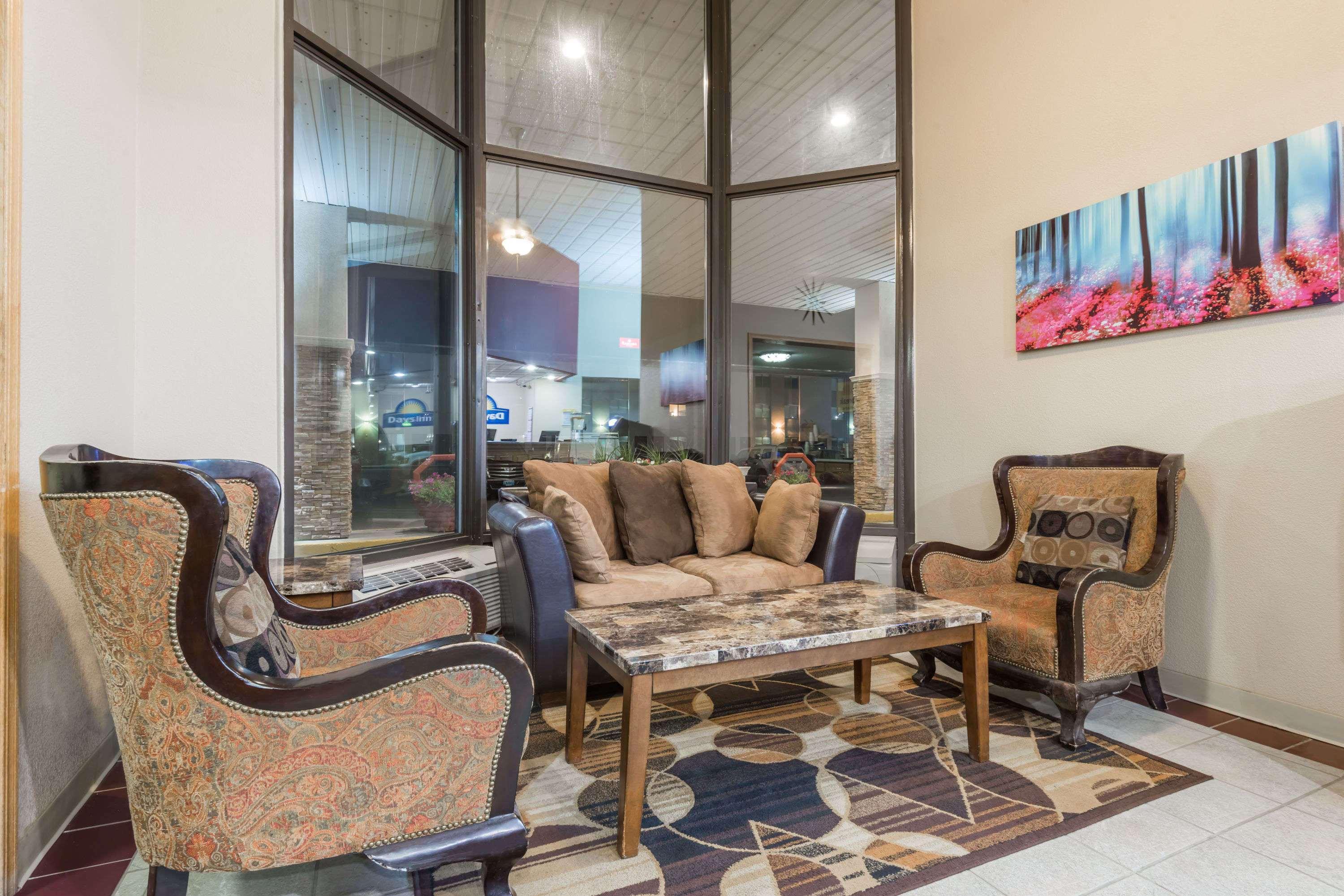 Days Inn By Wyndham Gillette Bagian luar foto